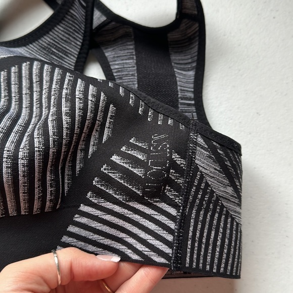 Nike Women's FE/NOM Flyknit High-Support Non-Padded Sports Bra - Picture 6 of 6